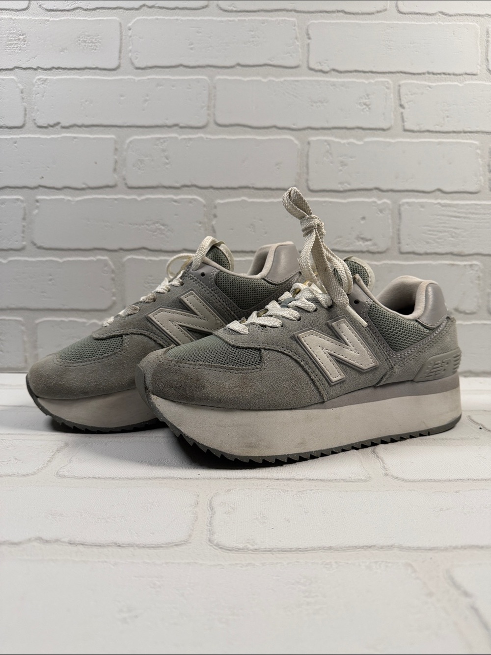 New Balance Women’s Light Gray Suede & Mesh Platform Sneakers 7.5 No Box